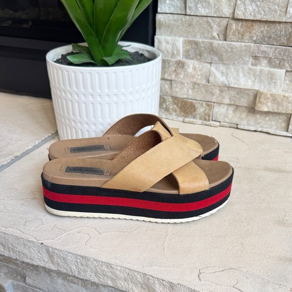 Steve Madden Tan and Black Platform Sandals - Picture 3 of 3